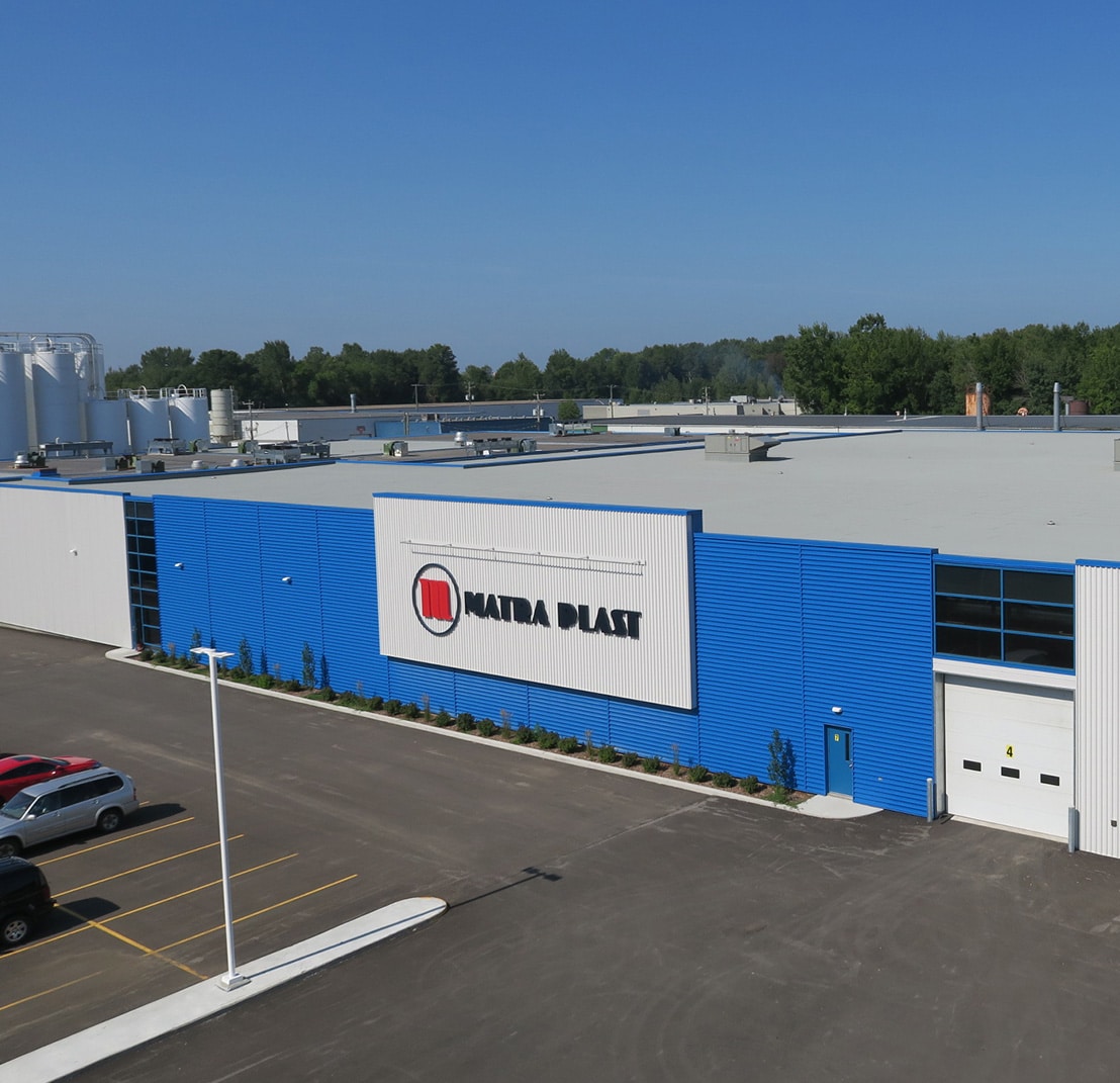 toiture commerciale pour MATRA PLAST réalisée par Bellemare Couvertures, couvreurs à Lanaudière