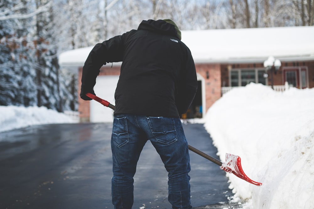 Employé de Bellemare couvertures experts couvreurs à Joliette, toitures lanaudière travaillant sur le déneigement de toiture