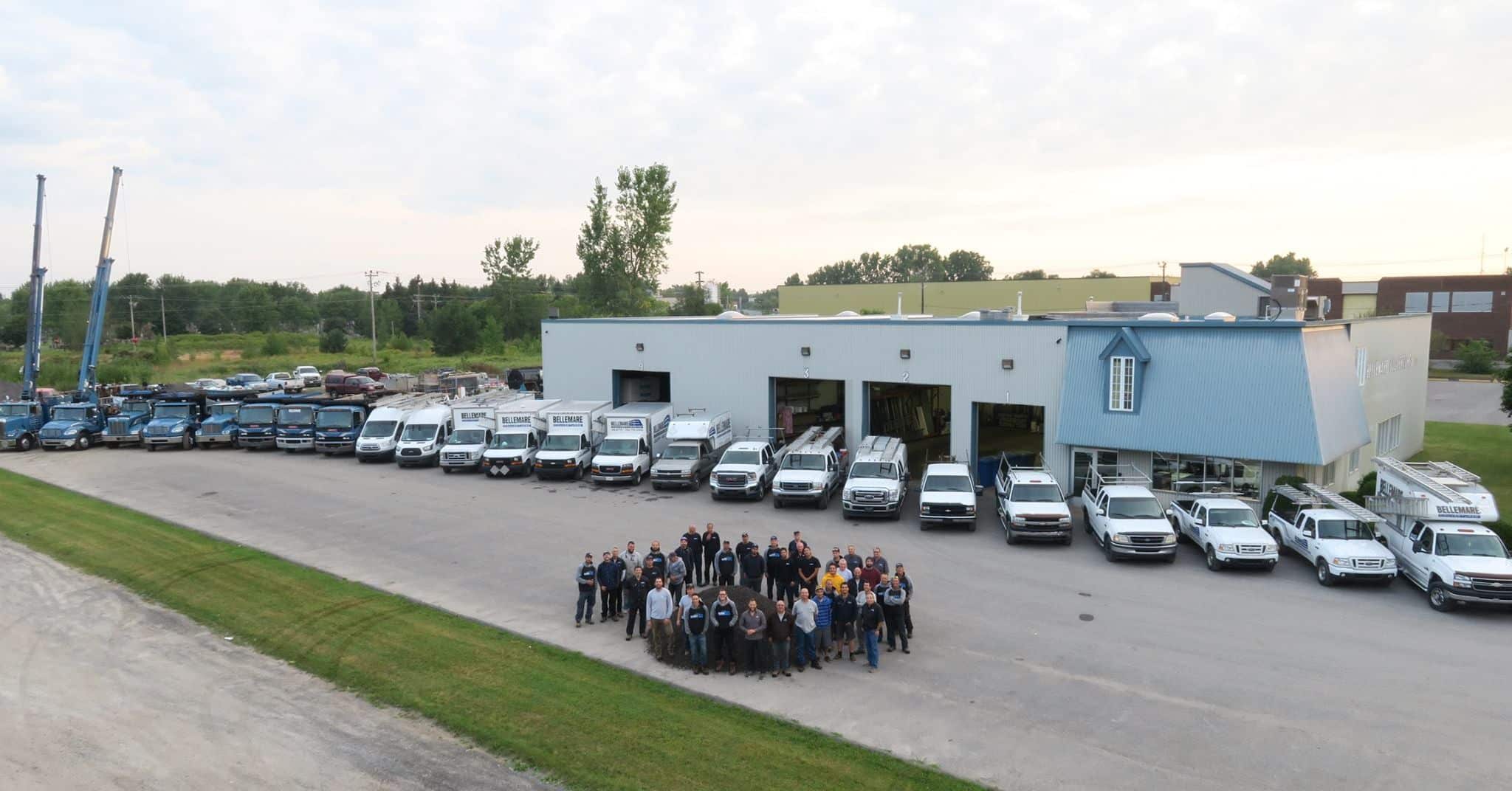 l'équipe de bellemare couvertures, couvreurs à joliette pour l'urgence toiture et appel de service regroupé devant leur installation et leurs véhicules de couvreurs