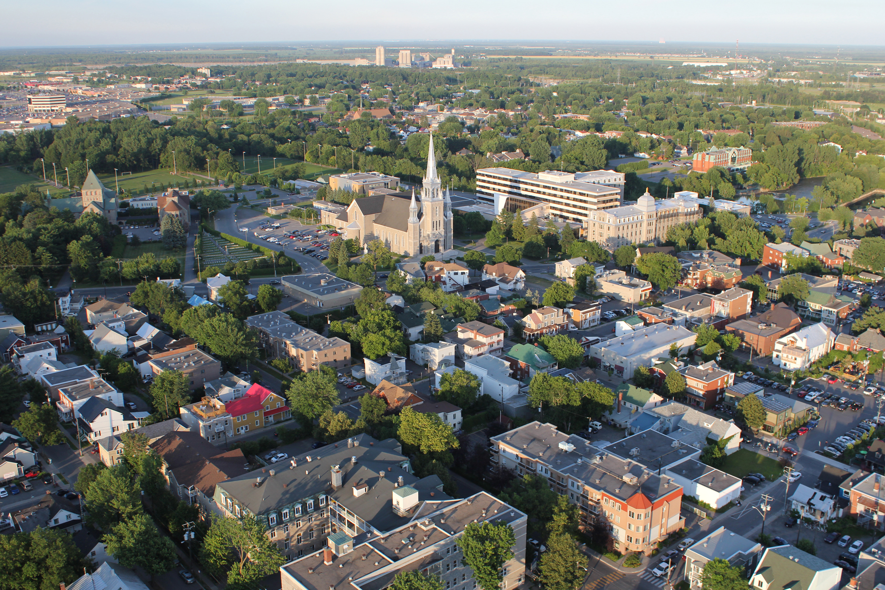 ville de joliette vu de haut avec toitures résidentielles et commerciales de la ville