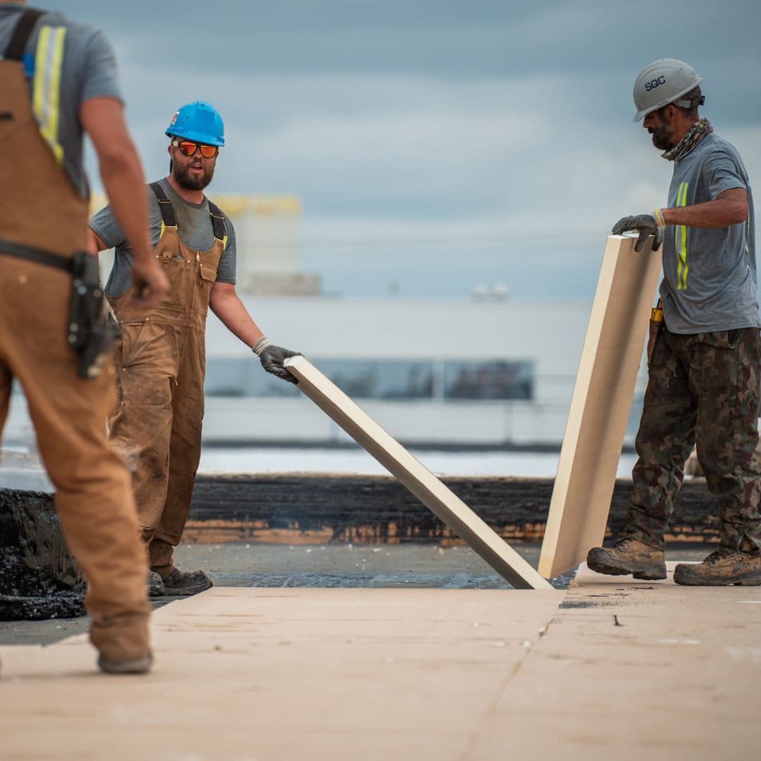 commerciale-travaille-toit