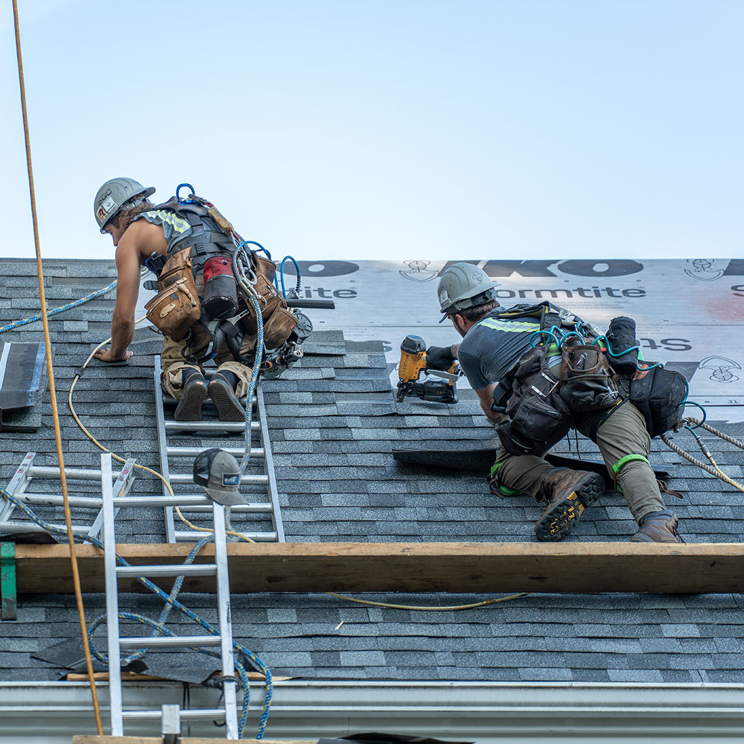 travailleurs-toiture-residentielle